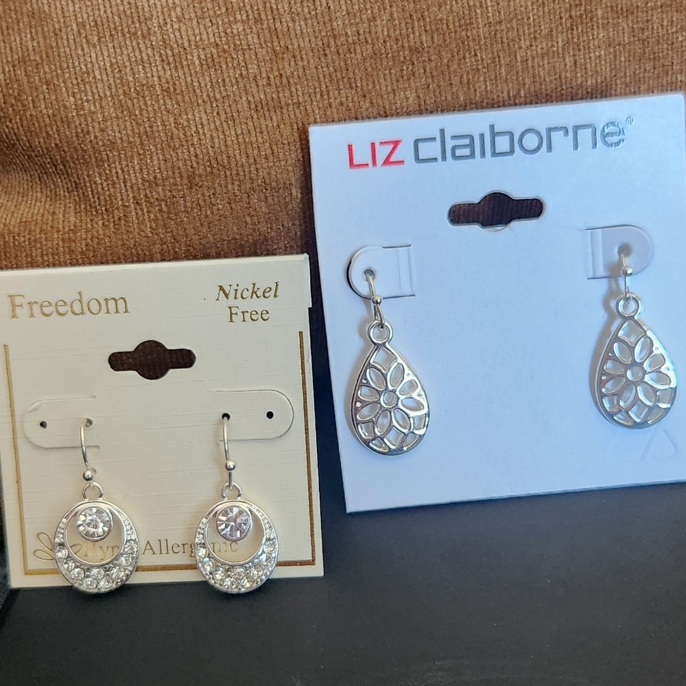 Silver tone earrings- 2 pair 🩶